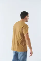 Remera blanca de algodón con estampado rectangular en el frente con texto y diseño abstracto en tonos celeste y negro.