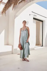 Vestido largo color verde oliva de satén con breteles finos.