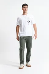 Remera negra de manga corta con corte oversize y estampado gráfico blanco en el frente que incluye un mapa del mundo y figuras geométricas.