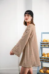 Vestido corto a rayas marrones y beige, de corte holgado y mangas acampanadas.