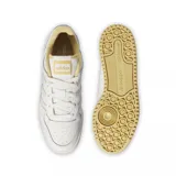 Championes Adidas Forum Low CL, color blanco con detalles en amarillo pastel.