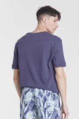 Remera gris de manga corta con cuello redondo.