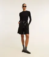 Blusa negra de mangas largas, confeccionada en viscosa sostenible, con cuello redondo y sisas raglán.