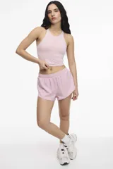 Short deportivo gris oscuro con cintura elástica y calza interna con bolsillo.