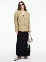 Blazer color beige de corte recto con solapas y doble botonadura.