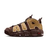Championes de caña alta Nike Air More Uptempo '96 Nas, color chocolate con detalles en marrón claro y blanco. Presentan la palabra "AIR" en letras grandes a los costados y logo de Nike en rojo en el talón y la suela.