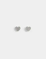 Par de aros pasantes plateados con forma de corazón cubiertos de strass y cierre de tope a presión.