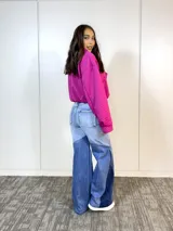 Campera fucsia con textura capitonada, cuello camisero, cierre frontal con botones a tono, mangas largas con puños elastizados, dos bolsillos de parche en el pecho y cintura elastizada.