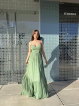 Vestido largo color verde con tirantes finos, escote en V y falda con volantes.