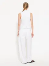 Pantalón slouchy de gabardina blanca sin lycra, de calce relajado.