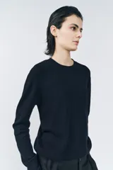 Sweater color borgoña de lana con cuello redondo y mangas largas.