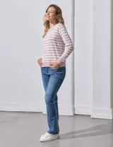 Buzo de modal estampado a rayas horizontales rosas y blancas, con cuello redondo y puños acanalados.