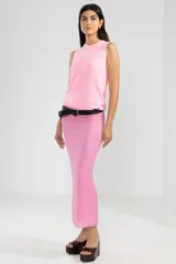 Falda midi de viscosa color rosa, con detalle de logo en cobre y cinturón negro con hebilla metálica.