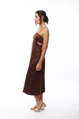 Vestido midi marrón de satén con breteles finos y corte al bies.