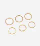 Set de seis anillos dorados con diferentes diseños: uno liso, uno con textura trenzada, uno con bolitas, uno con forma de corona y uno con textura geométrica.