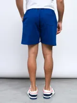 Bermuda deportiva negra de felpa con logo Umbro estampado en blanco en la pierna derecha.