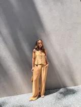 Conjunto de dos piezas color azul eléctrico, compuesto por un chaleco de manga corta con escote en V y botones frontales, y un pantalón de tiro alto con pierna ancha y pliegues.