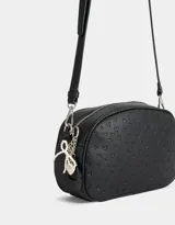 Bandolera negra de cuerina con corazones en relieve, correa regulable desmontable, acceso mediante cierre superior y puller de material principal con charms de corazones y perlas.