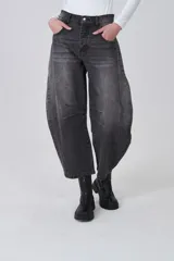 Pantalón de jean gris oscuro, de corte barrel, con bolsillos laterales y traseros, pinzas y tiro medio.