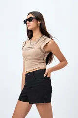 Short de jean color beige, con calce medio, bolsillos funcionales y tajos pequeños en el ruedo.