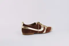 Zapato tipo ballerina acordonado, color marrón con detalles en plateado. Fabricado en cuero.