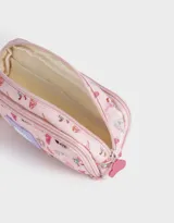Cartuchera rectangular de tela estampada en tonos rosados, con cierre superior y tres divisiones internas.