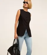 Pantalón de jean celeste, de corte recto, con trabillas en la cintura y bolsillos.