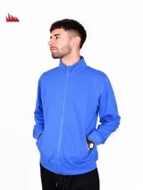 Campera azul con cierre frontal y cuello alto.