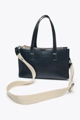 Bolso shopper azul marino de mano con doble asa y pespuntes a contratono. Incluye bolsa de tela extraíble con cierre fruncido y correa extraíble de tejido para usar como bandolera.