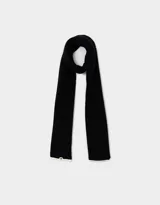 Bufanda larga de tejido de punto color negro con borde blanco y etiqueta de tela con logo en un extremo.