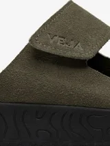 Sandalias de cuero color verde militar, con dos tiras anchas con cierre de velcro y suela gruesa de goma negra con diseño texturizado.