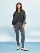 Jean skinny de tiro alto color azul.