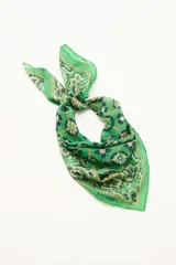 Pañuelo cuadrado de seda color verde con estampado de flores y motivos geométricos en tonos azul, naranja y blanco.