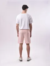 Bermuda de algodón color crudo, corte recto y largo hasta la rodilla, con cintura elástica y cordón ajustable negro.