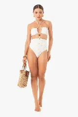 Traje de baño enterizo color blanco con textura floral, corte strapless, detalle de cuentas de madera en el centro del busto y espalda con cierre dorado.