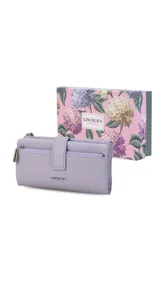 Billetera de mujer color negro, con textura símil cuero granulado. Presenta un cierre de presilla con broche, correa de mano desmontable y múltiples compartimentos internos, incluyendo un monedero con cierre.