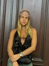 Gorro tipo cofia color rosa, tejido con hilo metalizado formando una red.