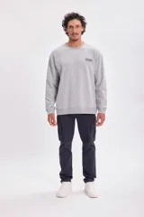Pantalón cargo azul marino de corte recto con bolsillos laterales y traseros con solapa.