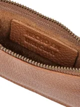 Sobre de cuero color marrón claro con cierre superior y correa de mano.