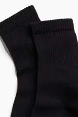 Pack de tres pares de medias de caña media color negro, de punto fino suave con caña acanalada y borde superior elástico.