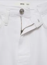 Falda midi de jean color blanco, de tiro alto, corte recto y abertura frontal.