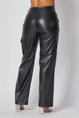 Pantalón cargo negro de cuero sintético, corte recto, con bolsillos laterales con solapa y costuras a la vista.