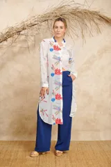 Camisa larga color blanco con estampado de motivos marinos en tonos rojo, azul y verde. De corte recto y mangas largas.