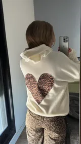 Canguro color crudo hecho en micro polar con un corazón estampado en leopardo.