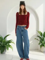Pantalón de jean celeste, corte amplio, de cintura alta y bolsillos laterales.