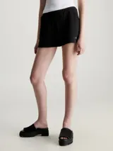 Short deportivo negro de felpa de algodón con cintura elástica, bolsillos laterales y logo de Calvin Klein bordado en el ruedo.
