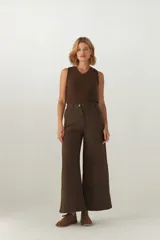 Pantalón marrón de tiro alto y corte jeanero, confeccionado en lana fina sin teñir.