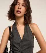 Chaleco gris con escote en V, confeccionado en jacquard, con botones delanteros y espalda abierta.