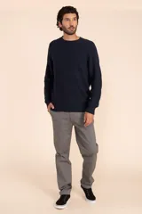 Pantalón chino gris de corte recto.