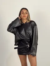 Sweater plateado con brillo, de mangas amplias y diseño versátil que se puede usar tanto por dentro como por fuera.